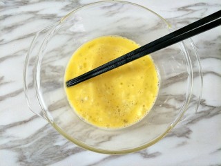 黄金鱼柳,往蛋液里加入蒜末和橄榄油拌匀