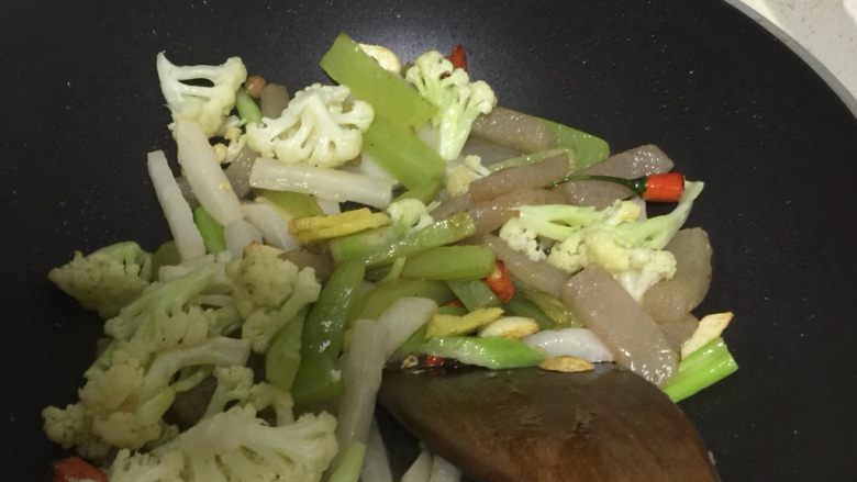 干锅脆腕鱼,把炸过得所有配菜下锅翻炒均匀。