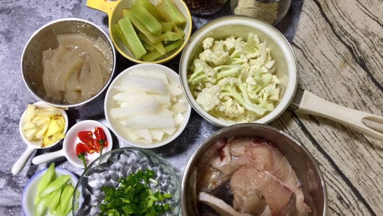 干锅脆腕鱼,腌制的同时就可以把所需要的配菜切好洗干净沥干备用。
