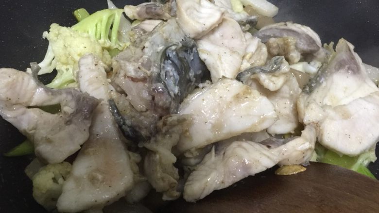 干锅脆腕鱼,再把炸过得脆鱼也下入配菜中翻炒一会。