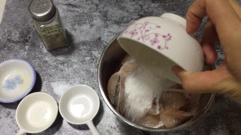 干锅脆腕鱼,最后加入淀粉后，把所有调味料进行抓匀，腌制15到30分钟都可以（加入淀粉起到嫩鱼片的作用不可忽略哦！）