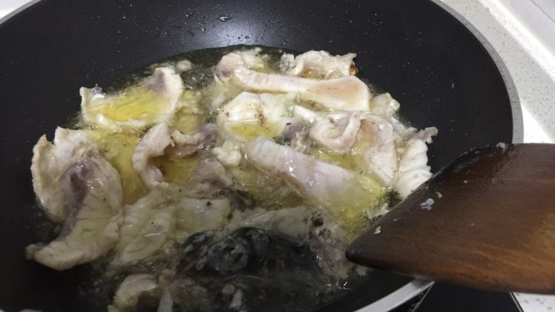 干锅脆腕鱼,最后放入腌制好的脆鱼炸至发白微卷，熟了就可以沥油捞起了。(不要炸的太久，老了就不好吃了)