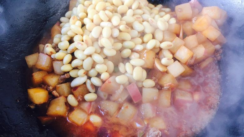 #一碗面条# 酱烧肉末红萝卜面,放入黄豆，加少许水，大火烧至熟。