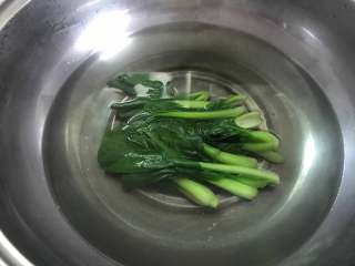 一碗面条+酸菜牛肉粉,放锅中焯水。