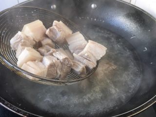 红烧肉,水开后煮约2分钟左右捞出来，沥干水分。