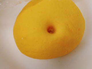#最爱包子#+仿真小南瓜豆沙包,这个是发酵好的面团，用手指搓一个洞，不反弹即可