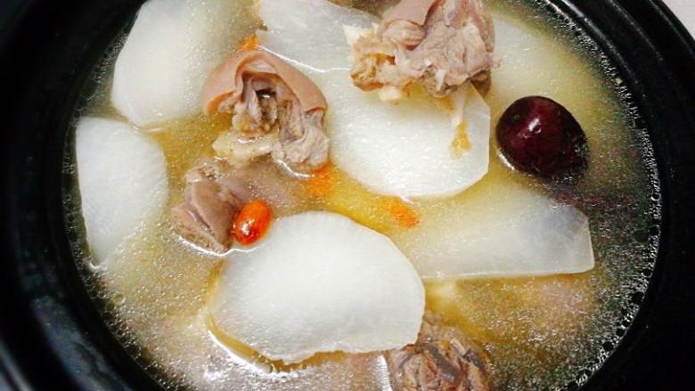#感恩节食谱#黑山羊腿肉煲萝卜汤,把羊肉汤装入酒精砂锅里