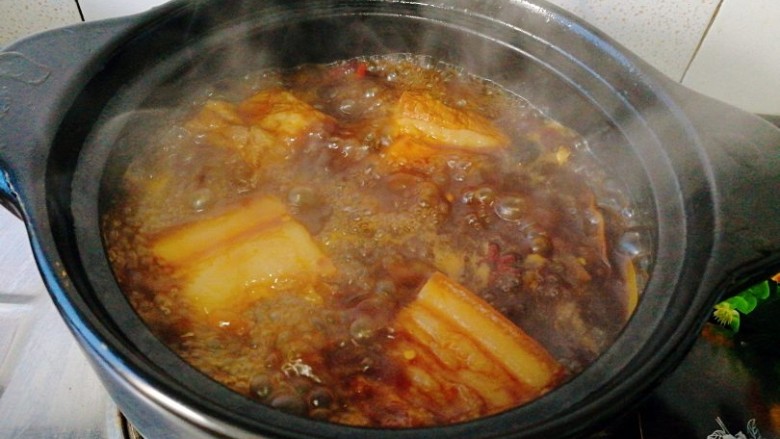 #感恩节食谱#家常炖猪肉,半小时后打开锅盖，大火稍微收汤，锅中留余汤。