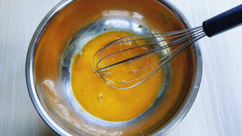 #感恩节食谱#米老鼠蛋糕片,先做蛋黄糊，蛋黄用手动打蛋器打散。