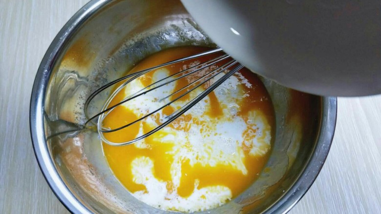 #感恩节食谱#米老鼠蛋糕片,加入牛奶继续打均匀至看不到牛奶。
再加入<a style='color:red;display:inline-block;' href='/shicai/ 140122'>玉米油</a>，使油和蛋液完全融合再一起，(色拉油也可以，但是一定要无味的)不建议使用黄油或橄榄油。