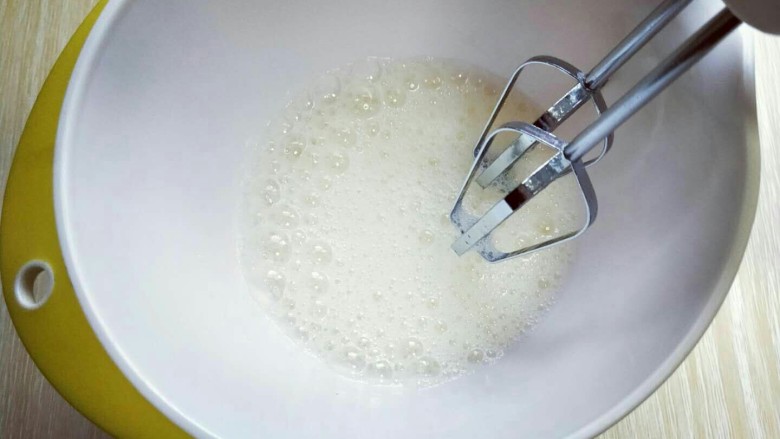 #感恩节食谱#米老鼠蛋糕片,电动打蛋器将蛋白告诉打发至呈现鱼眼泡时候，加入三分之糖粉，继续高速打发。
