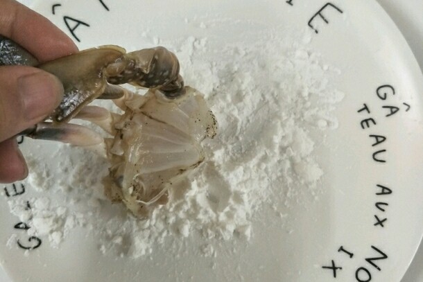 避风塘炒蟹,腌制好的蟹切面蘸一层淀粉