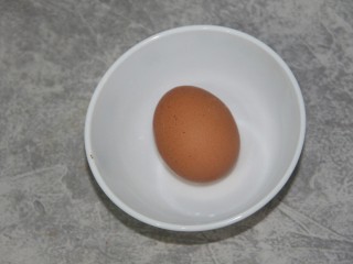 西红柿鸡蛋面,准备一个鸡蛋