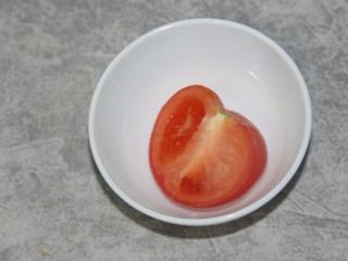 西红柿鸡蛋面,半个西红柿