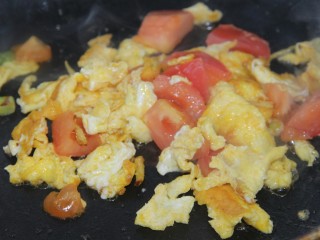 西红柿鸡蛋面,炒匀