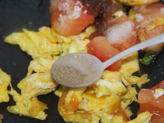 西红柿鸡蛋面,半勺胡椒粉