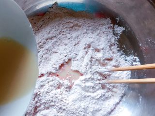 #感恩有你#双鱼太极包子,先来和红色面团：将面粉和红曲米粉拌匀，缓缓加入酵母水（酵母粉加入温水搅匀融化），边加边用筷子搅拌成絮状。