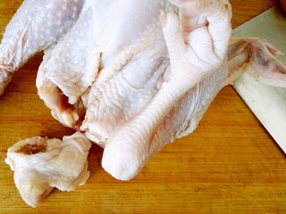 #感恩节食谱#秘制烤鸡,取一个整鸡洗干净控水，切掉鸡屁股备用。