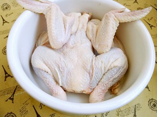 #感恩节食谱#秘制烤鸡,去掉鸡头和鸡脖。放入一个大碗中。
