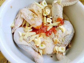 #感恩节食谱#秘制烤鸡,接着放入姜片和蒜片接着放入姜片和蒜片。加鸡精和盐。