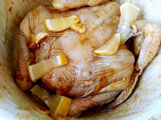 #感恩节食谱#秘制烤鸡,切几片柠檬，放里面，抓抹匀。