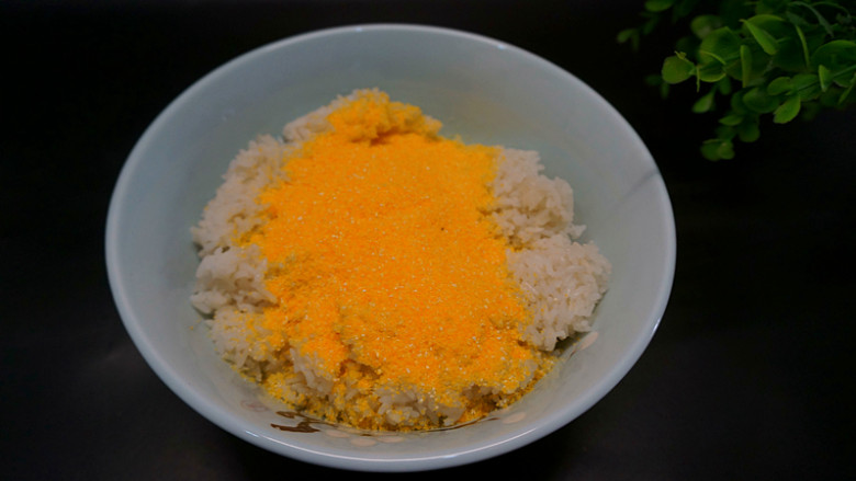黄金玉米饭,先放入少许的玉米粉在放凉的米饭里，不要一次性放太多