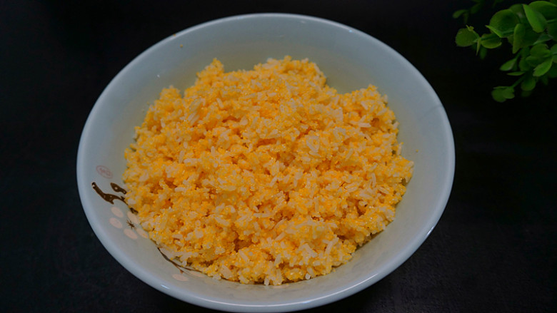 黄金玉米饭,搅拌好的放在一个可以放在锅里蒸的容器里