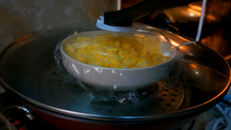黄金玉米饭,蒸的时候其实碗上面不用盖保鲜膜的，后面蒸到一半拿掉了，中火蒸了大概半小时左右，你们可以中途拿掉锅盖尝一下熟了没