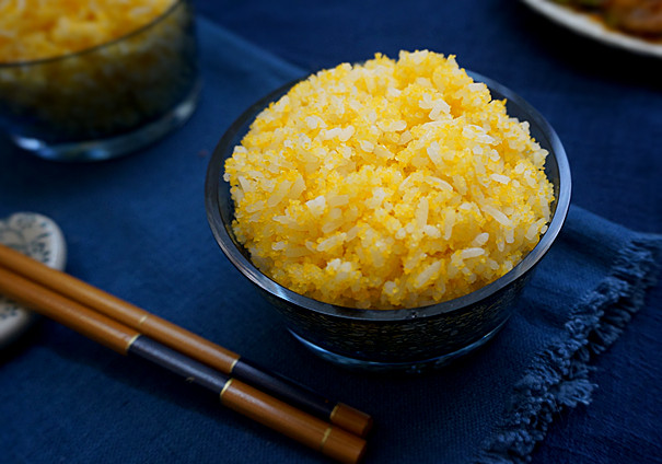 黄金玉米饭,可能很多地方的亲都木有吃过这样做法的米饭吧，也是粗粮的一种，我爸妈都很喜欢吃