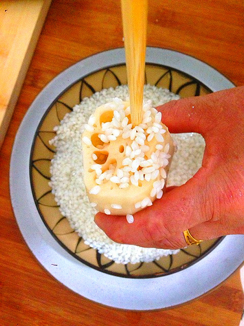 桂花糯米藕---整个冬天甜甜蜜蜜,借助筷子，用手做漏斗，把米灌入藕孔，灌得时候用筷子捅紧，不然口感会散