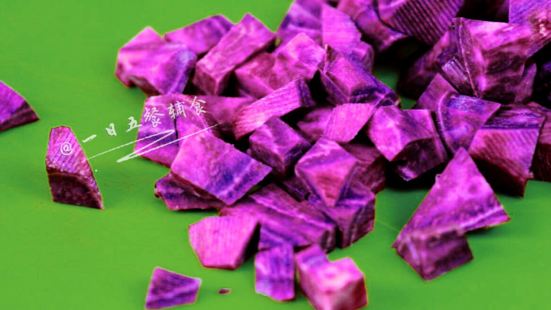 紫薯米糕,煮粥期间将<a style='color:red;display:inline-block;' href='/shicai/ 2643'>紫薯</a>切丁。