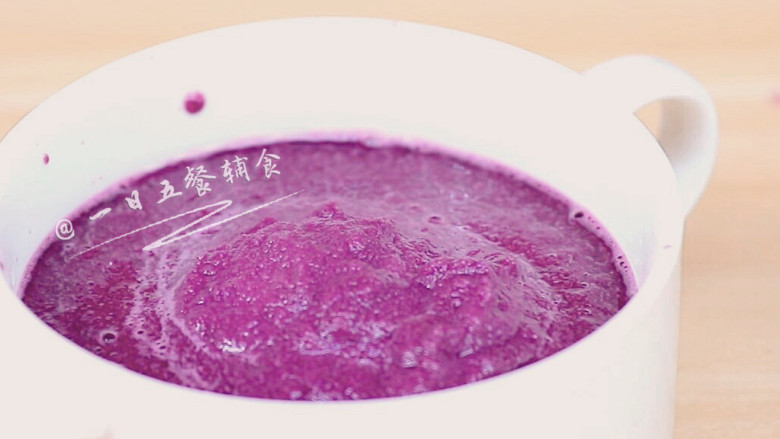 紫薯米糕,加点水打成紫薯泥汁。（这里我没有蒸，直接将紫薯打成了紫薯泥，反正后面还要煮。）
