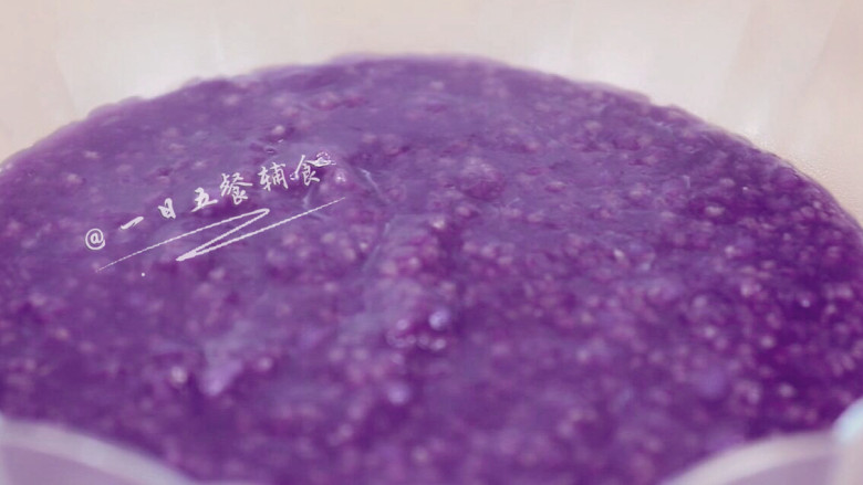 紫薯米糕,盛出来，放一旁冷却至常温。到这一步就可以结束了，冷却后凝固起来，拿出来切条就可开吃。想成品更平整接着看下面。