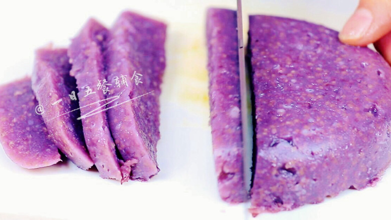 紫薯米糕, 晾凉后切，切的时候很粘刀，每切一刀都将刀用水冲洗下，再切下一刀。偷懒的结果就是不平整，不平整啊越来越不平整。