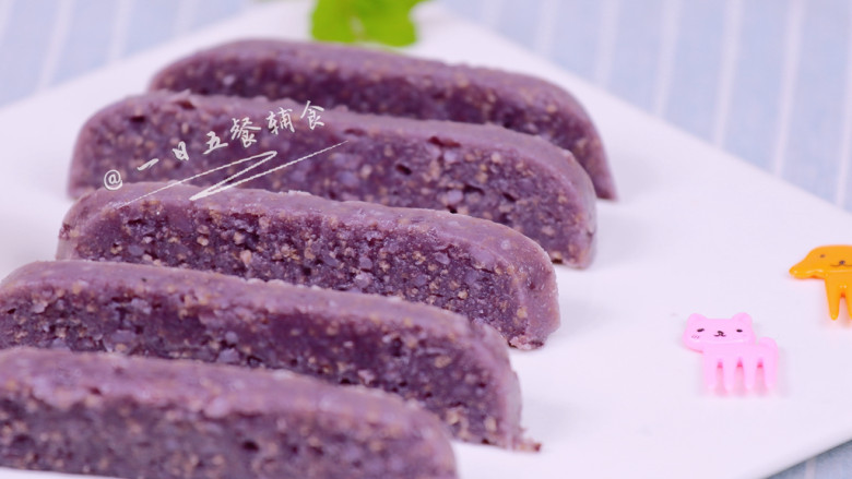 紫薯米糕,带着点淡淡甜味，还能吃到小米的颗粒。
🌻小贴士：做米糕的方式有很多，比如用面粉、杂粮粉发酵蒸。还有打发蛋白不发酵直接蒸。在“查询菜谱”里搜索：米糕，都能看得到。今天是将米煮成粥就成了米糕，这种方式是没有技术含量，也不需要特殊工具，所有人都可以~~~