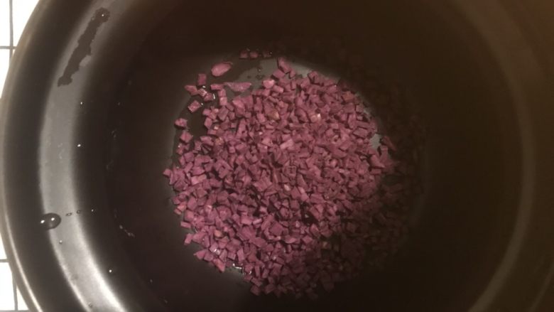 梦幻紫薯粥,放入锅中