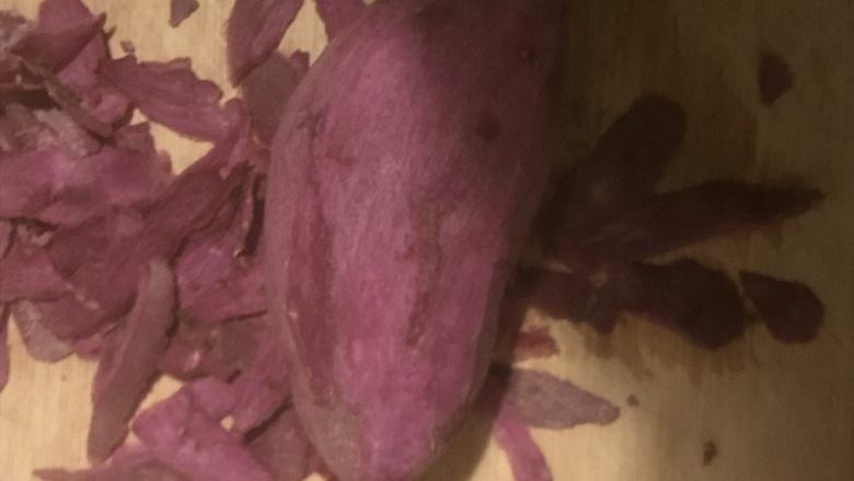 梦幻紫薯粥,<a style='color:red;display:inline-block;' href='/shicai/ 2643'>紫薯</a>削皮，把两端切掉