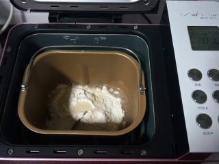 炼奶吐司，柔软拉丝,将中种食材放入面包机（中种：高筋粉187克、水112克、 酵母2克），揉成团。
