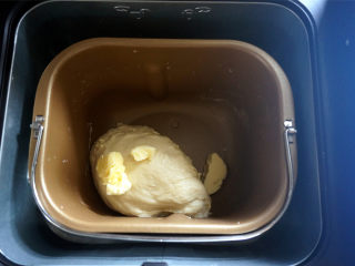 炼奶吐司，柔软拉丝,第一次揉面程序结束时放入黄油，再次启动揉面程序，每次揉面时间为20分钟。
