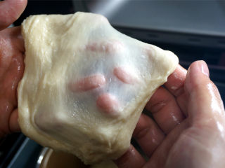 炼奶吐司，柔软拉丝,揉至面团能拉出光滑薄膜（手抹油后再拉膜比较好拉）。
