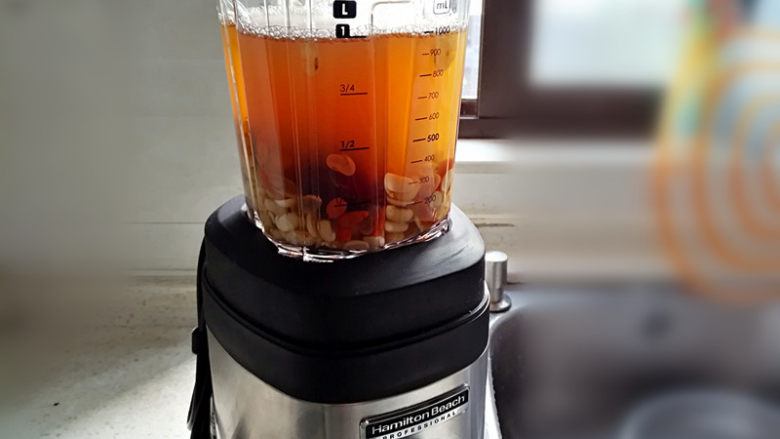 红枣枸杞豆浆,将搅拌杯放上破壁机底座上