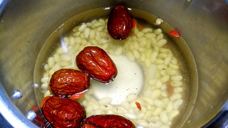 红枣枸杞豆浆,加入水