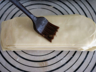 银丝卷 ,在每片面片上抹上食用油，依次将面片叠放。

