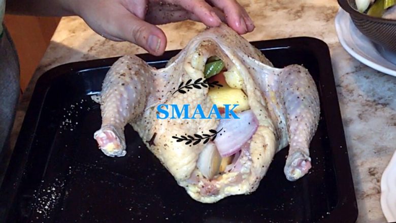 感恩节食谱-烤鸡（家庭版）,肚子里填塞进蔬菜和百里香叶