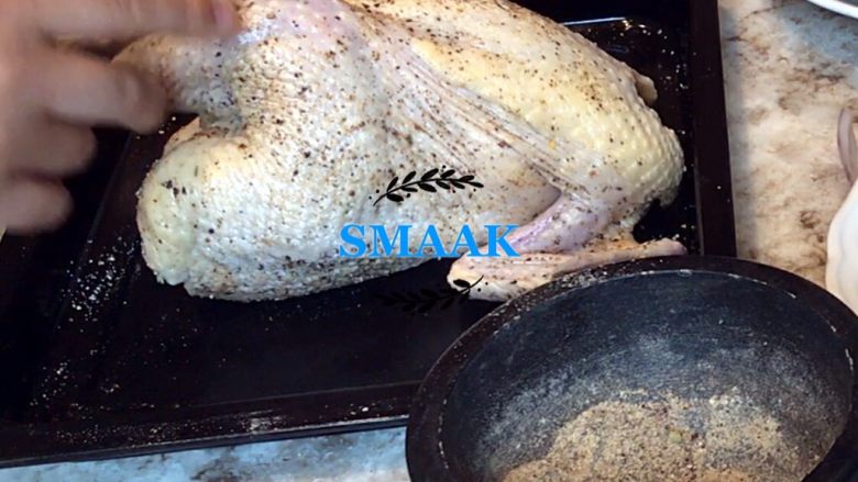 感恩节食谱-烤鸡（家庭版）,把撒料均匀涂抹在鸡的身上，肚子也要撒上