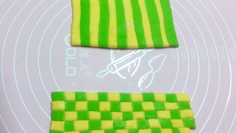 最爱包子+足球包子,然后横切黄绿条纹的面片，同样切成2cm宽的长条，并将切下来的长条黄绿交错，紧紧的粘在一起。最好是切一条粘一条，趁着侧面还有粘性就将其粘在一起。
