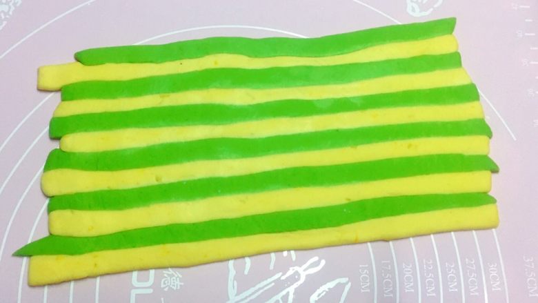 最爱包子+足球包子,依法将所有的黄绿长条粘在一起，做成一片黄绿条纹的面片。