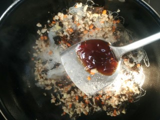 蚂蚁上树-肉沫炒粉丝,加盐胡椒味精老抽蚝油调味，翻炒均匀出锅即可