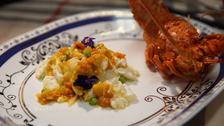 生拆蟹粉龙虾球,装盘：将龙虾壳捞起来，龙虾球装盘，再淋上炒好的蟹粉。