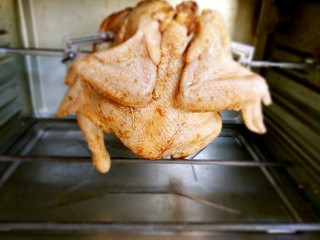 #感恩节食谱#秘制烤鸡,腌好的鸡放入烤箱中烤